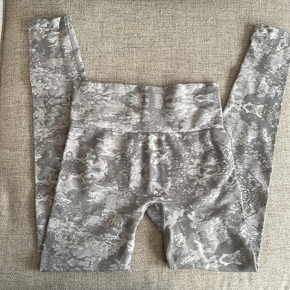 Women’s Best Seamless Camo Leggings - Picture 3 of 3